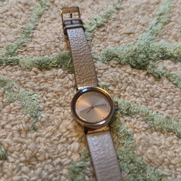 Skagen Denmark taupe tan and gold leather band wristwatch 12 - Picture 3 of 5